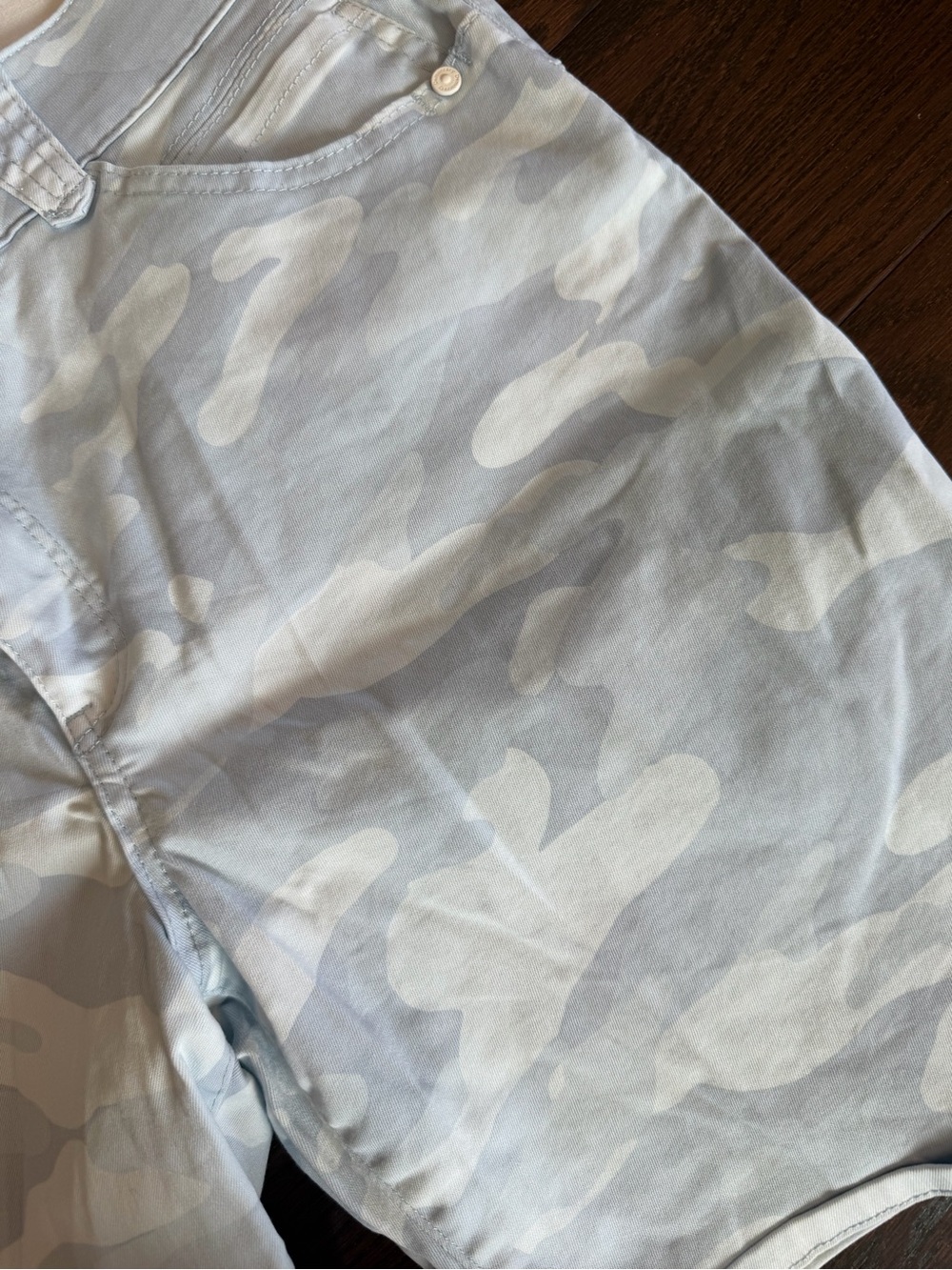 Democracy women’s Pale Blue Camo Flat Front Shorts, Size 12 - Picture 5 of 6